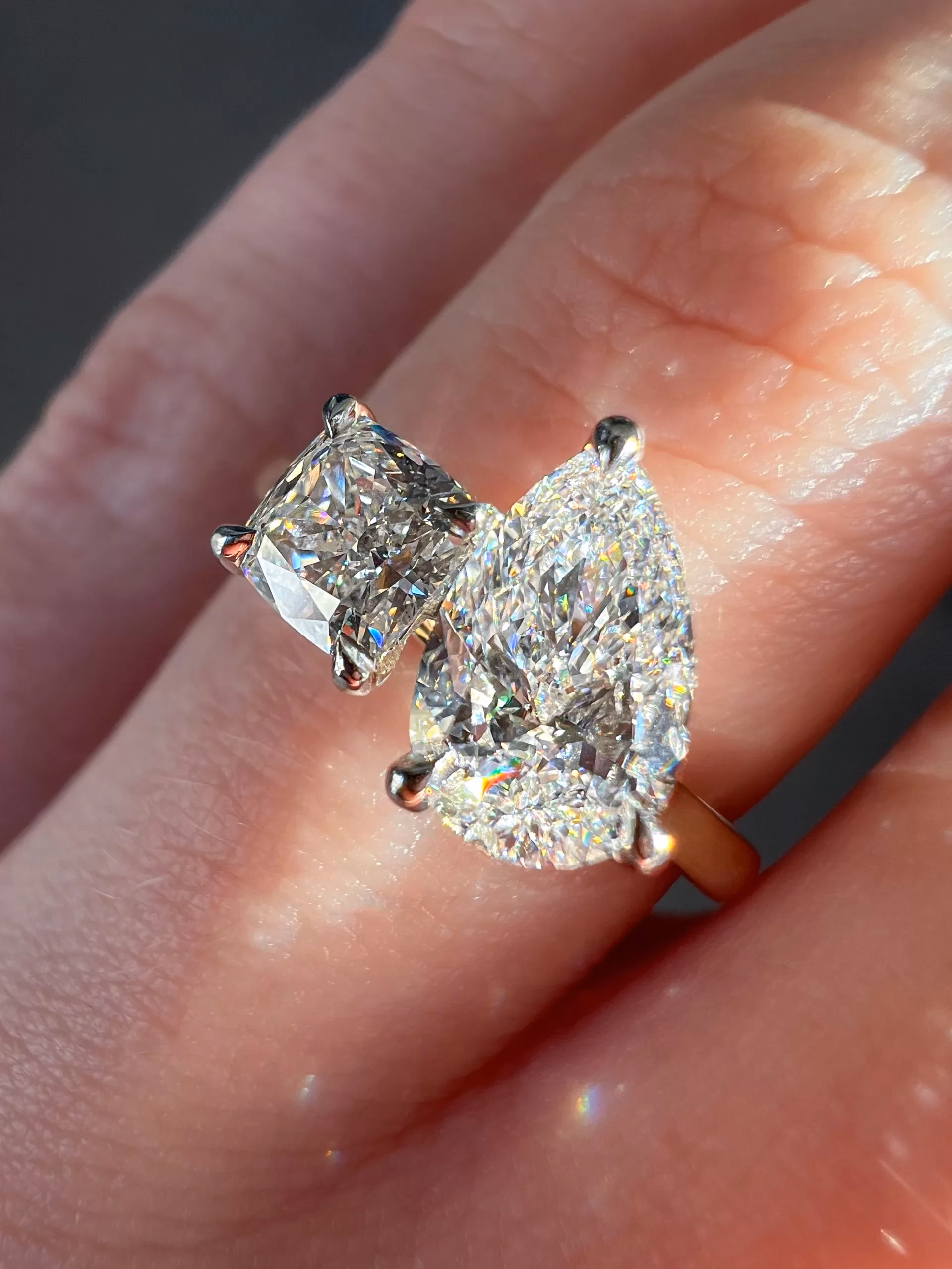 Bespoke toi et moi ring on hand